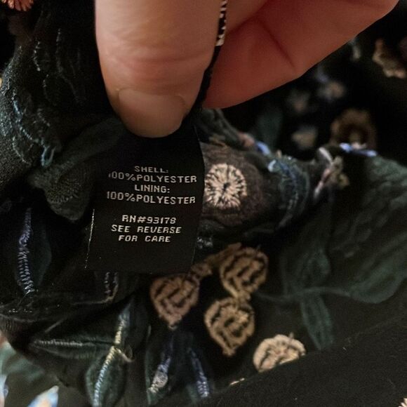 Context -Lord and Taylor size 6 black dress‎ with flowers (2092) - Picture 5 of 5